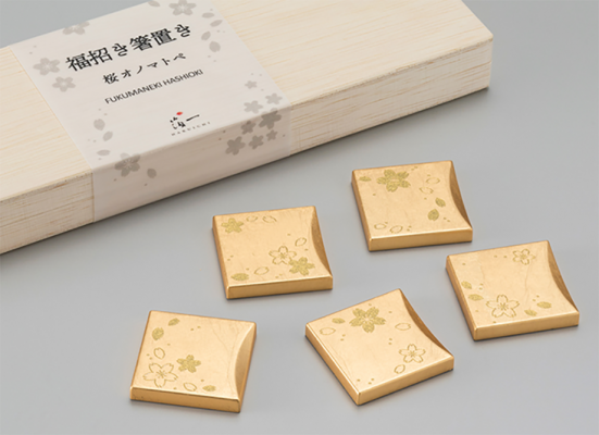 結婚祝いにオススメ！【箔一】福招き箸置き　桜オノマトペ 〜金箔（金沢箔）の食器〜